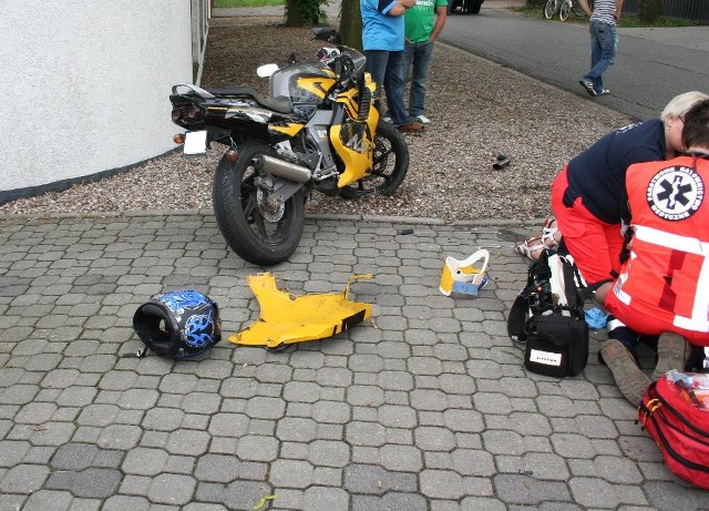 Ze wstępnych ustaleń  policji wynika, doszło do zderzenia jadącego opla astry  z motocyklem.  Niestety 17-letni chłopak jadący motocyklem na skutek odniesionych obrażeń zmarł na miejscu. 

Zobacz też: Wypadek motocyklisty na Żółkiewskiego w Toruniu [ZDJĘCIA]