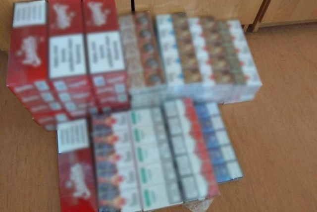 W domu mężczyzny policjanci znaleźli kolejne wyroby tytoniowe. Łącznie zabezpieczyli 470 paczek nielegalnych papierosów