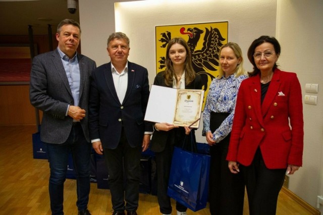 Julia Niesiołowska zwyciężyła w finale wojewódzkim Konkursu Wiedzy o Samorządzie Terytorialnym.