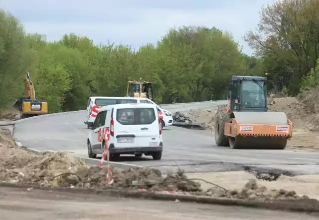 Na budowaną trasę N-S w Radomiu wyjechały walce, trwa układanie pierwszej warstwy asfaltu.