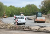 Na budowie trasy N-S w Radomiu duży ruch. Kładą już pierwszy asfalt, układają krawężniki, trwają roboty przy przepustach. Zobacz postęp prac
