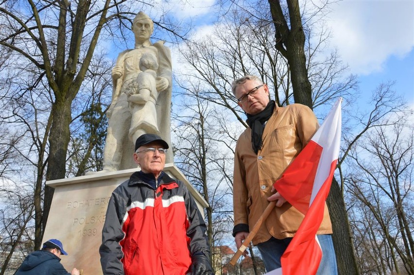 Radni Jan Dziemdziora (od lewej) i Bronisław Brylski bronią...
