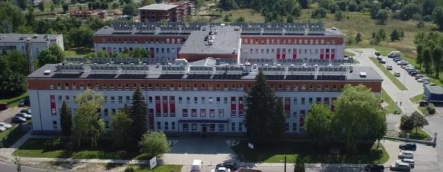 Szpital nadal czeka na wyniki badań mężczyzny, który może być zakażony koronawirusem.