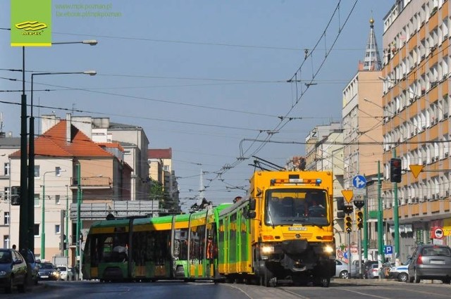 Specjalistyczny pojazd MPK Poznań odholowuje uszkodzone tramwaje do zajezdni