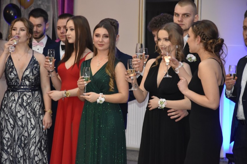 Studniówka 2022. Zanim maturzyści z ZS nr 2 w Wągrowcu rozpoczęli zabawę, wznieśli uroczysty toast