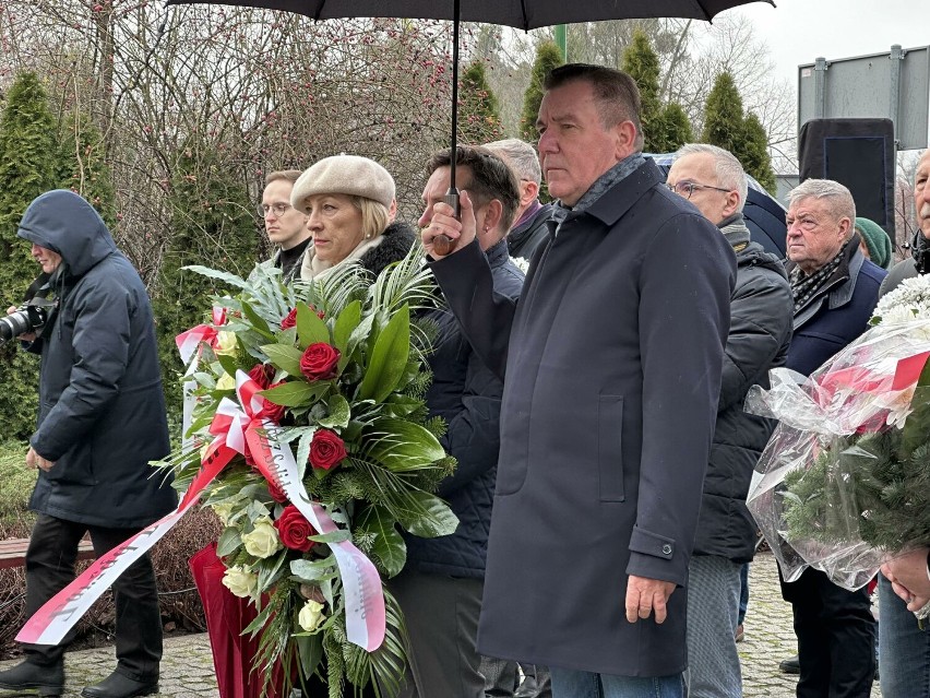42. rocznica wprowadzenia stanu wojennego. W Koninie złożono kwiaty pod pomnikiem Solidarności