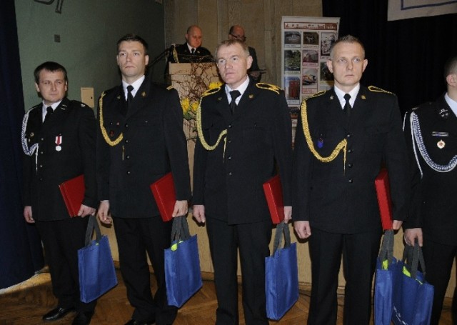 Kamil Czapnik stoi drugi z lewej strony