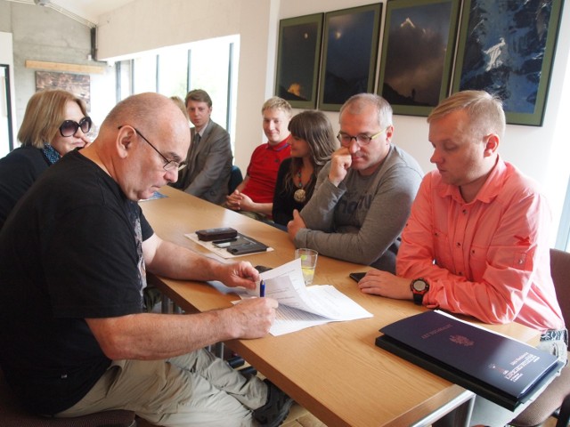 Umowę  fundacji podpisał m.in. Janusz Majer (pierwszy z lewej)