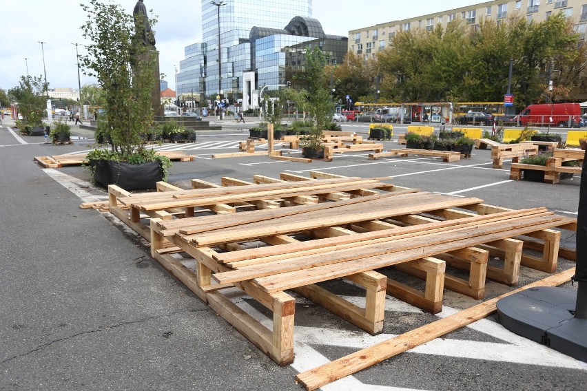 Strefa relaksu demontowana. Wiemy, gdzie trafią elementy z placu Bankowego