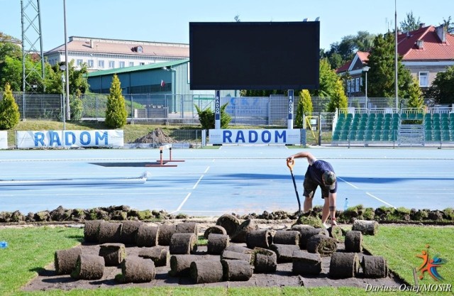 Zakończył się montaż ogrzewania płyty boiska na stadionie przy ul. Narutowicza 9. Teraz trwa wyścig z czasem, aby ułożyć murawę. W sobotę i w poniedziałek mają się tu odbyć mecze. W sobotę 11 września swój mecz w III lidze z Pelikanem Łowicz rozegra Broń Radom, a  w poniedziałek 13 września w PKO Ekstraklasie Radomiak zagra z Pogonią Szczecin. Trwają przygotowania murawy stadionu MOSiR do obu tych spotkań. Prace wykonuje Gardenia Sport, która ukończyła już układanie kabli grzewczych pod płytą boiska. Inwestycję finansuje klub RKS Radomiak, ale miasto zrefunduje klubowi straty. Na fragmentach boiska zostanie wymieniona nowa murawa. Pracownicy codziennie do późnych godzin pracują przy boisku. 

ZOBACZ ZDJĘCIA BOISKA ==>>> 