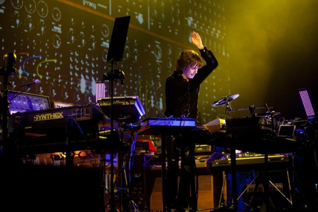 Jean Michel Jarre otoczony dziesiątkami instrumentów podczas czwartkowego koncertu w Gdańsku.