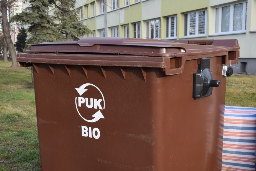 Na kaliskich osiedlach pojawiły się nowe, brązowe pojemniki....