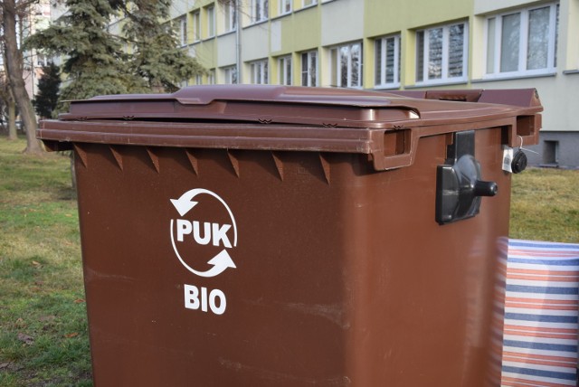 Na kaliskich osiedlach pojawiły się nowe, brązowe pojemniki. Mają tam trafiać odpady ulegające biodegradacji.
