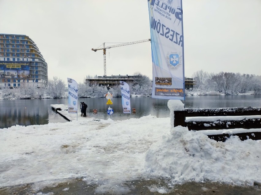 Lodowata kąpiel i tarzanie się w śniegu morsów RKM Sopelek...