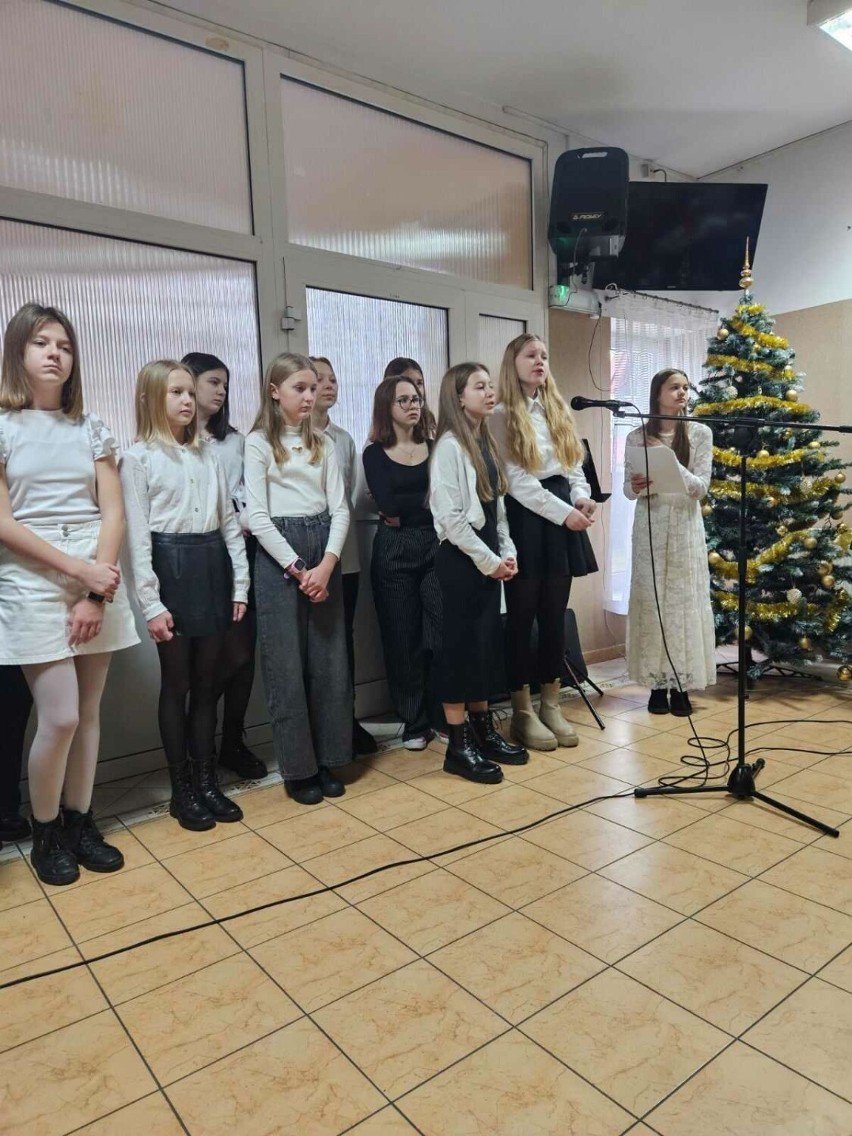 Uczniowie podstawówki w Osjakowie z wizytą świąteczną w DPS w Skrzynnie