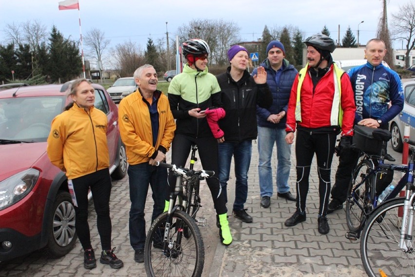 Wielkoorkiestrowa sztafeta cyklistów jedzie z Kalisza do Warszawy [FOTO]