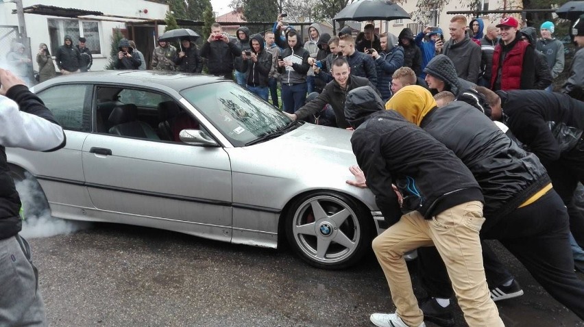 Zlot miłośników BMW w Sieradzu. Spotkanie rozpoczęło motoryzacyjny sezon