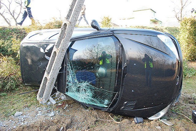 Wypadek w Bączalu Dolnym. Policjanci, którzy pracowali na miejscu zdarzenia wstępnie ustalili, że kierująca peugeotem 206 jechała od Jabłonicy w kierunku Jasła. W Bączalu Dolnym 41-letnia kobieta na łuku drogi straciła panowanie nad pojazdem. Samochód wypadł z jezdni, po czym zjechał z przydrożnej skarpy i uderzył w betonowy słup energetyczny. 

 Czytaj także:  Wypadek w Gorzycach. Samochód zderzył się z ciężarówką [ZDJĘCIA]  

 Czytaj także:  Wypadki na Podkarpaciu [ZDJĘCIA]