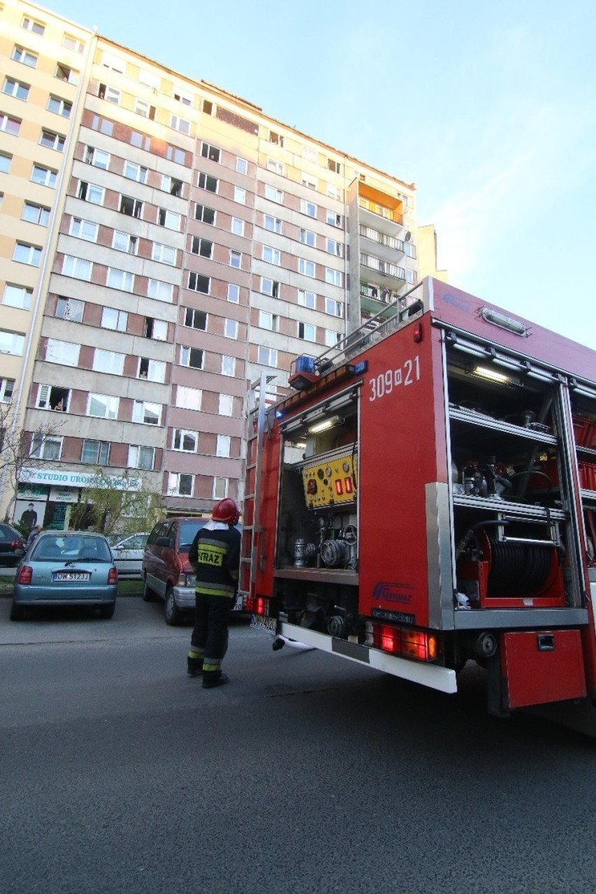 Wrocław. Pożar w bloku przy Krynickiej. Pijany mężczyzna zapomniał o potrawie na kuchence gazowej [ZDJĘCIA] 