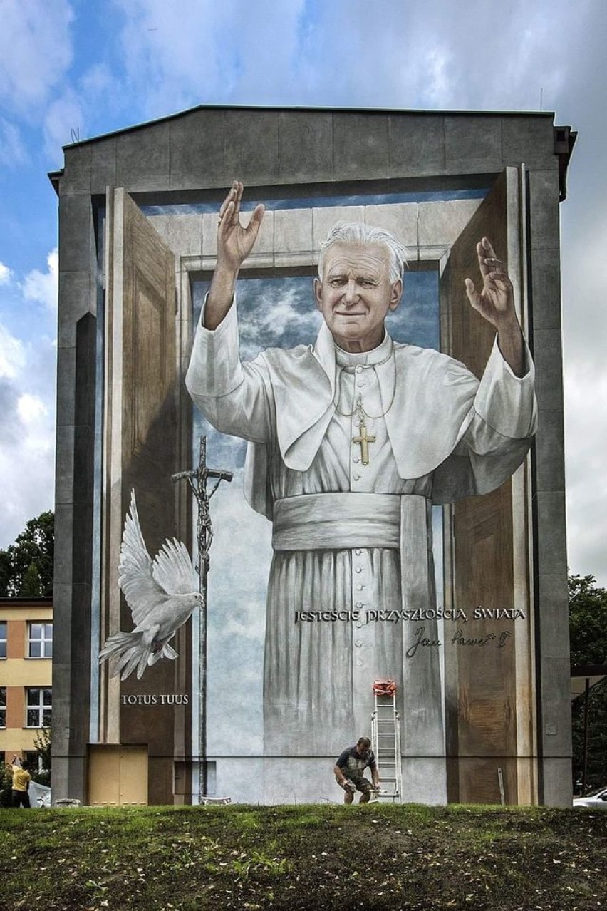 Wojnicz. Ogromny mural papieski na szkole robi wrażenie. Malowidło podziwiają nie tylko mieszkańcy [ZDJĘCIA]