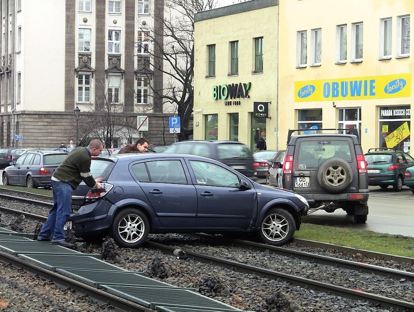 Gdańsk. Samochód skosił świata i barierki na Wałach Jagiellońskich [ZDJĘCIA]