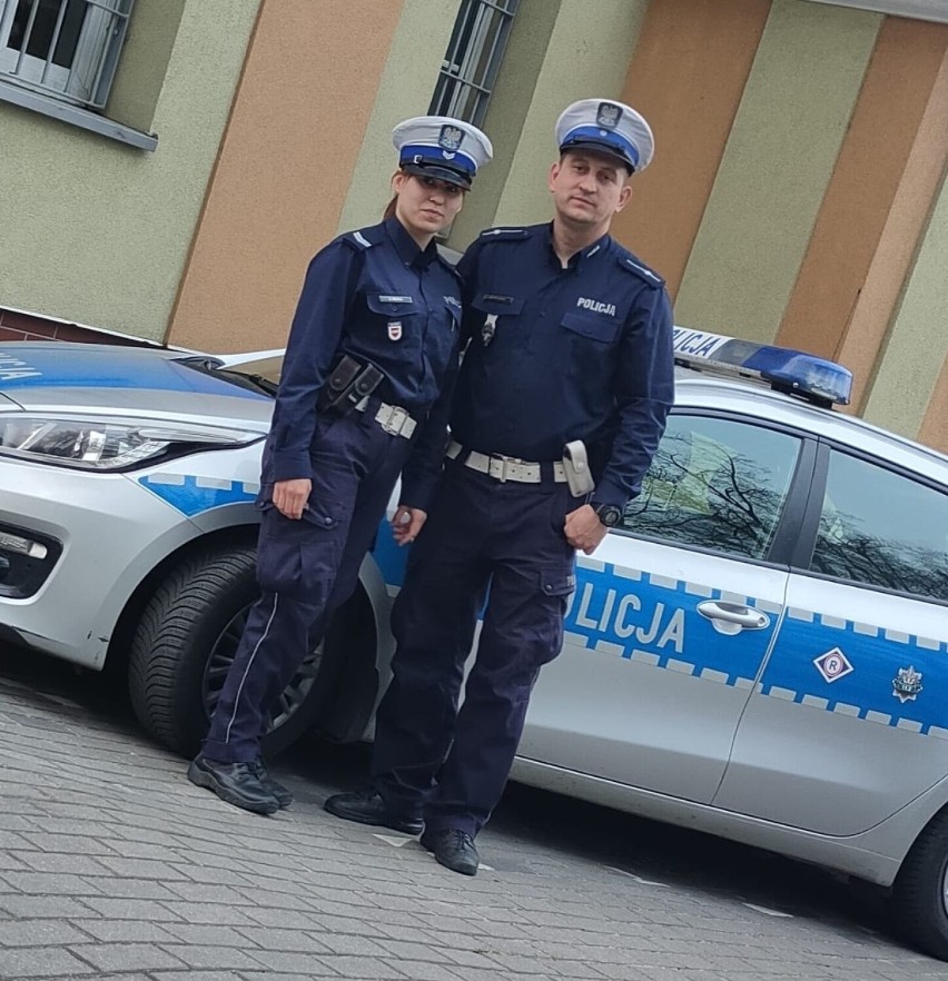 Policjanci z drogówki w Sztumie pomogli bezpiecznie dotrzeć rannemu 85-latkowi do szpitala. Co się stało?