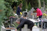Wrocławianie odwiedzają cmentarze (ZDJĘCIA)