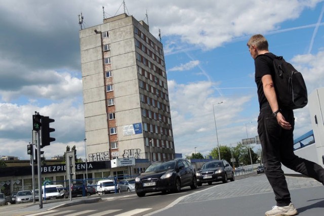 W piątek informowaliśmy w „Nowościach” o akcie oskarżenia, jaki Prokuratura Okręgowa w Toruniu skierowała do sądu przeciwko Markowi P. Tego 42-letniego eksprezesa stowarzyszania Zakładu Doskonalenia Zawodowego w Toruniu oskarżyła o gospodarcze przekręty. Przede wszystkim o to, że wieżowiec ZDZ przy ul. Żółkiewskiego wraz z gruntami  zamierzał po zaniżonej cenie sprzedać swojemu koledze ekonomiście Marcinowi P. 

Polecamy: Most tymczasowy w Toruniu: przetarg na budowę dróg dojazdowych. Kiedy ruszą prace przy budowie przeprawy? Kiedy zamknięcie mostu Piłduskiego

Zobacz także: Gwałt na 14-latce w Chełmży! Gdzie przebywa Sebastian W.? Dlaczego ten oskarżony nie został aresztowany i odpowiada z wolnej stopy?

