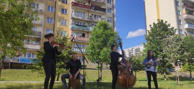 W parku Kopernika, podobnie jak na osiedlu Europejskim, przy katedrze i na Piaskach, zagra w sobotę kwartet FolkfoR.