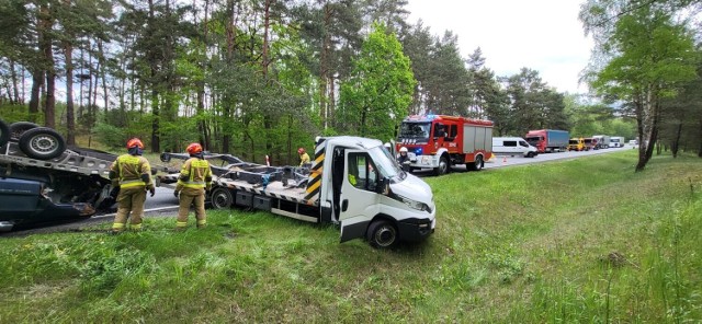 Kierowca lawety nie dostosował prędkości do warunków panujących na drodze, nie zapanował nad pojazdem, w efekcie czego laweta częściowo znalazła się w przydrożnym rowie.