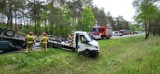 Wypadek na DK10 pod Bydgoszczą. Laweta wylądowała w rowie. Obowiązuje ruch wahadłowy [zdjęcia]