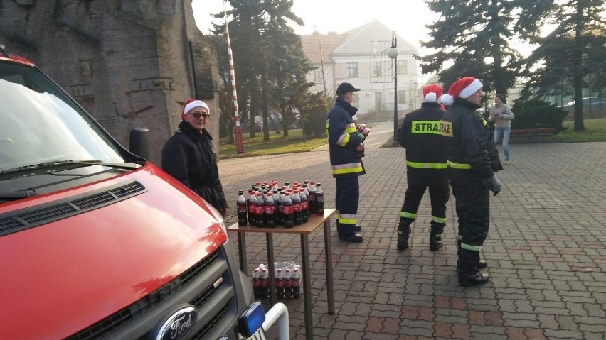 Radziejowski Strażacy w dzień 6 grudnia 2016 roku na rynku...