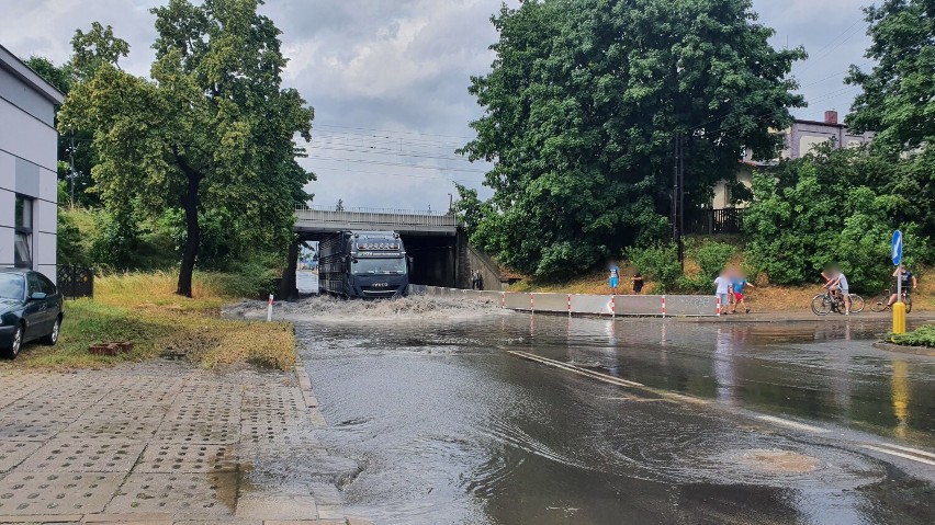 Po nawałnicy ulica Kobylińska znów zalana pod wiaduktem. Liczne podtopienia piwnic i sklepów oraz hali [ZDJĘCIA + FILM]