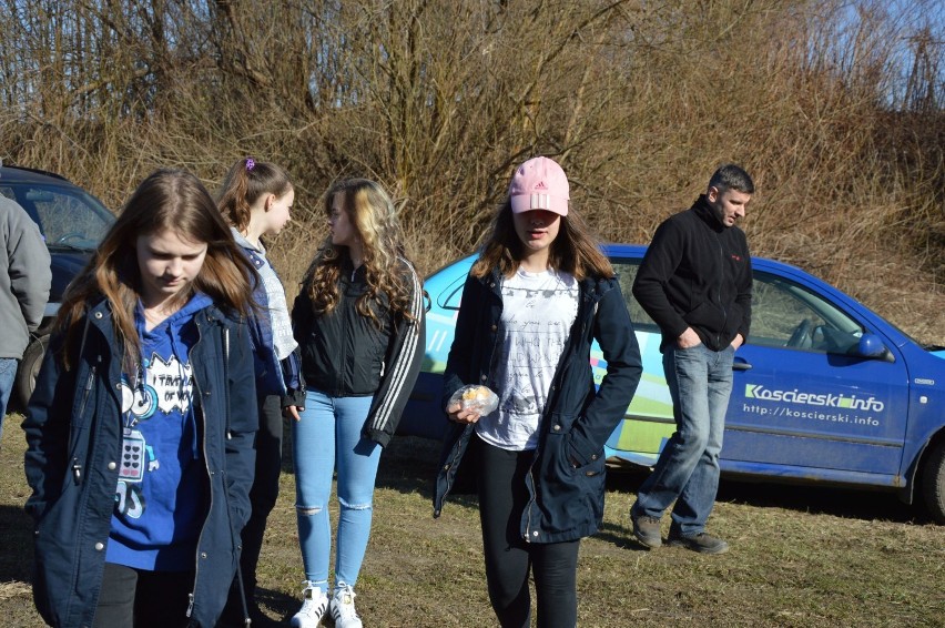 Wędkarze, młodzież i ochotnicy sprzątali Radunię na odcinku Somonino - Kiełpino. Śmieci nie brakuje ZDJĘCIA, WIDEO