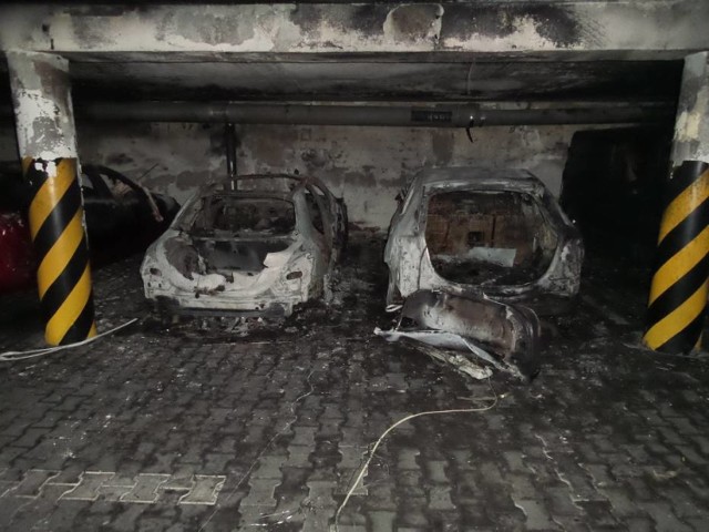 W pożarze w podziemnym garażu  na Kochanowskiego spłonęło kilkanaście samochodów