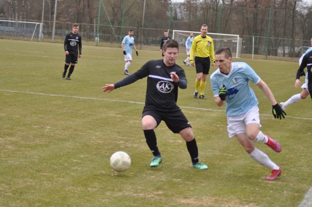 Po tej akcji Mateusza Górnego (błękitna koszulka) padł gol na 1:0 dla MKP Szczecinek