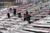 Kibice Widzewa odśnieżali stadion przed meczem z Polonią Warszawa