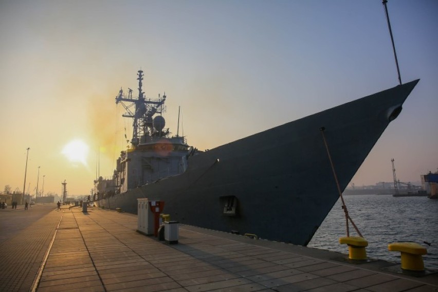 ORP Kościuszko opuścił port w Gdyni [ZDJĘCIA, WIDEO] Popłynął na manewry morskie