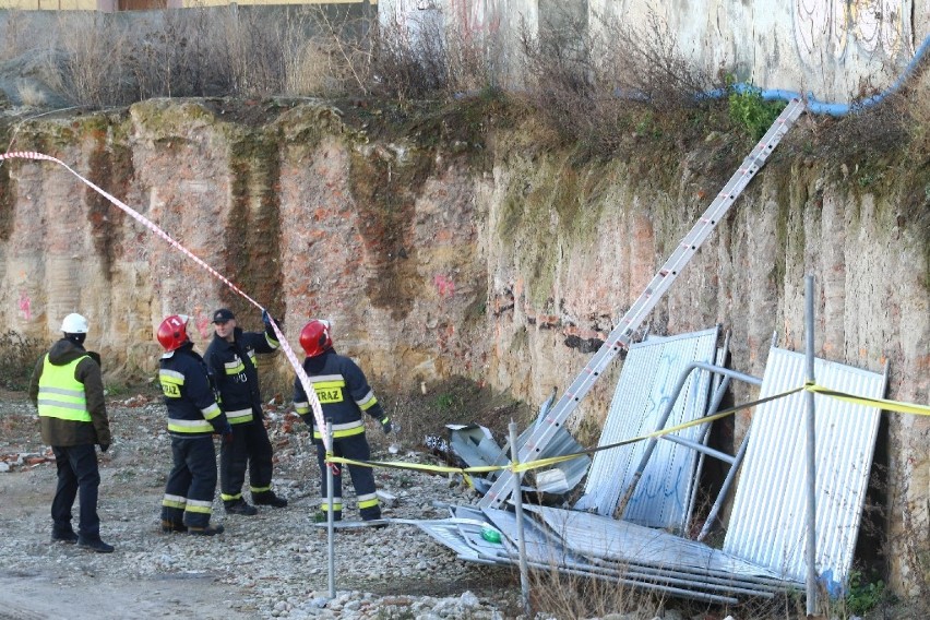 Wrocław po wichurze. Zerwane dachy, uszkodzone samochody, połamane drzewa [ZDJĘCIA]