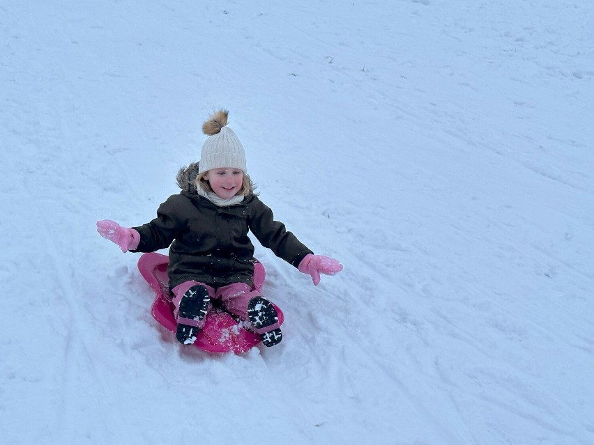 Śnieg sprawił radość dzieciom i dorosłym, pabianiczanie ruszyli na sanki