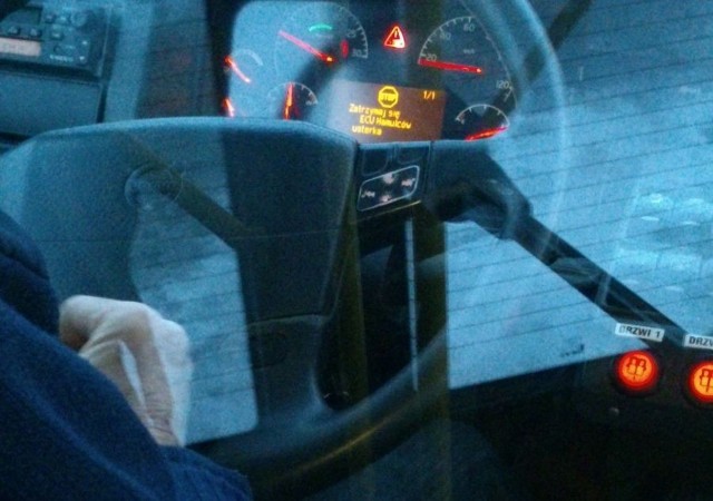 "Zatrzymaj się. ECU hamulców. Usterka" - taki komunikat wyświetlił się w autobusie 149