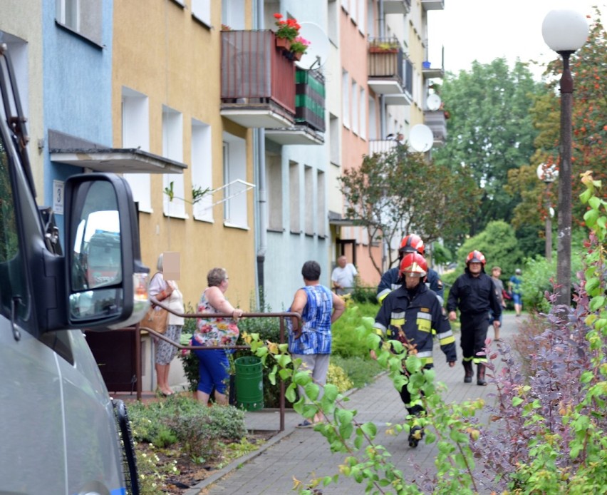 Głogów: Pijana kobieta groziła, że wyskoczy z balkonu mieszkania przy Moniuszki. 