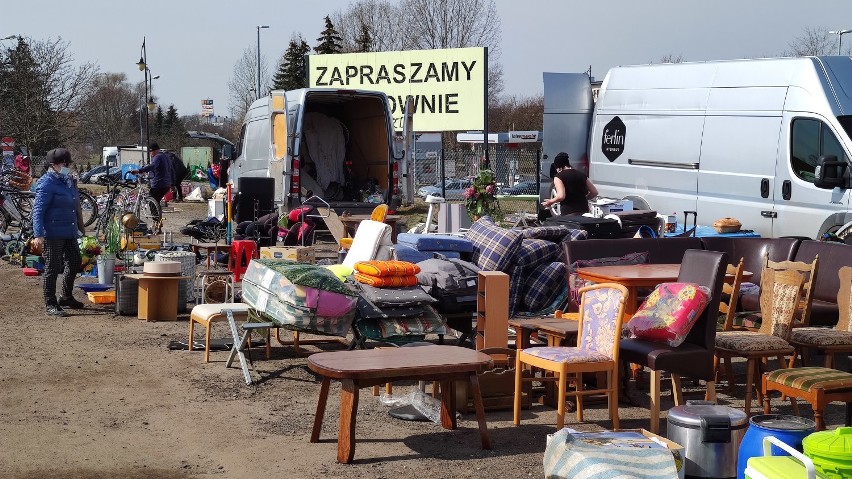 Pchli targ na bazarze przy ul. Dmowskiego w Piotrkowie. Co...