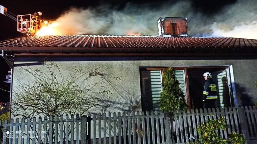 Pożar domu w Brzustowie. Palił się dach i poddasze domu jednorodzinnego ZDJĘCIA