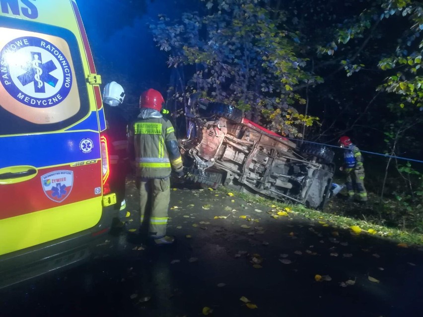 Dramatyczny wypadek w Sopotni Małej. Dwie osoby zakleszczone we wraku samochodu, interweniowała straż. Ranni trafili do szpitala
