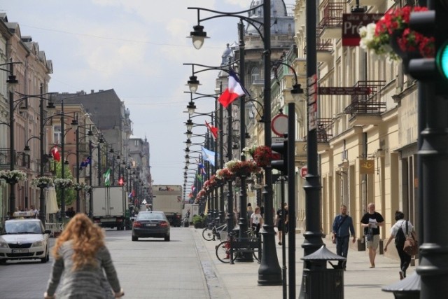 W październiku 2020 roku zmarły w Łodzi 1084 osoby. Tak tragicznego miesiąca nie było w mieście od czterech lat (od stycznia 2017 r., kiedy to zmarły 1142 osoby). Najbardziej zatrważające jest jednak to, że porównując październik tego roku, do października roku ubiegłego liczba zgonów odnotowanych przez Urząd Stany Cywilnego jest o 195 osób większa. W październiku 2019 r. zmarło bowiem "tylko" 889 osób. 
Dodatkowo z październikowego rejestru zgonów w Łodzi wynika, że spośród 1084 zgonów aż 171 to osoby zmarłe na Covid-19 podczas gdy w oficjalnych statystykach przedstawianych przez Łódzki Urząd Wojewódzki w Łodzi od początku pandemii na koronawirusa zmarło 106 osób (dane na 5 listopada).


Czytaj więcej na następnej stronie