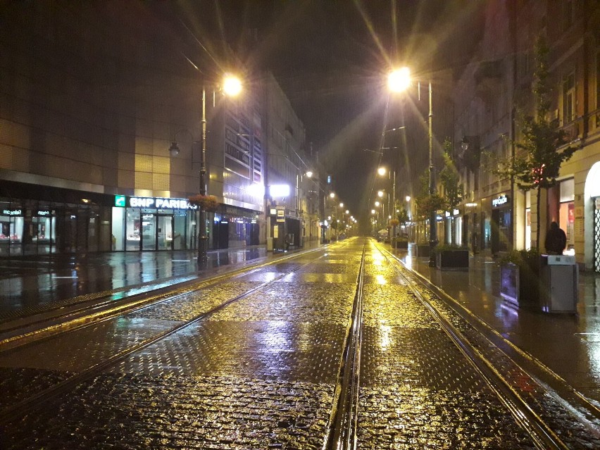 Deszczowy wieczór w Katowicach. Opady nie przeszkodziły w miłym spędzaniu czasu