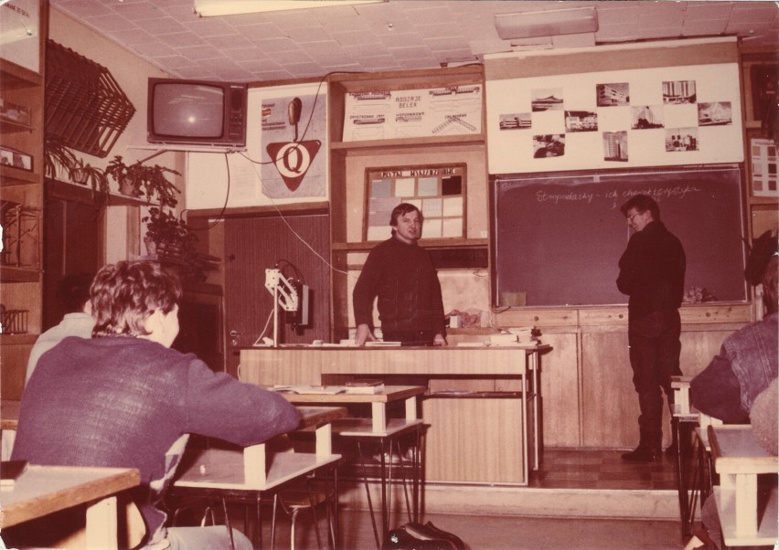 Bazyli Chomiak prowadzi zajęcia w swojej pracowni 1980r.