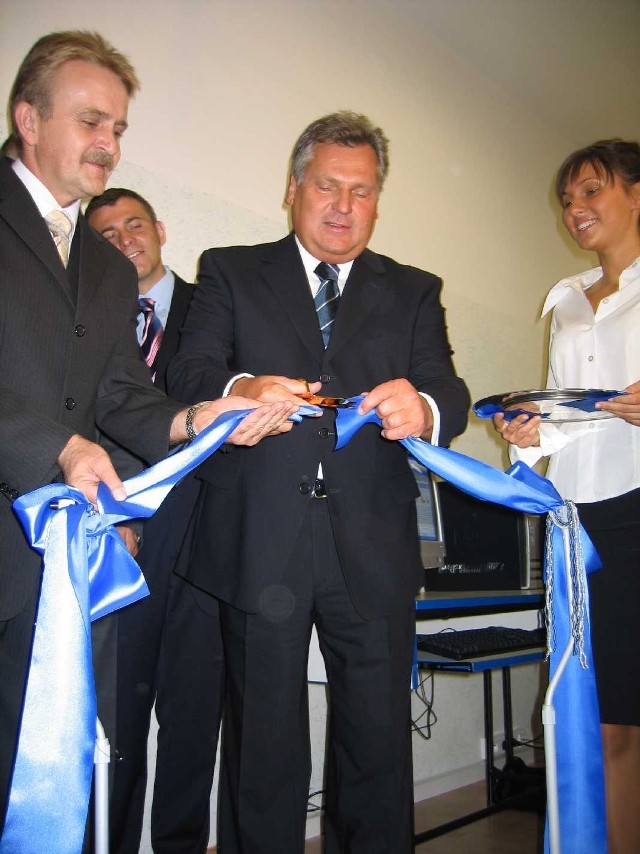 Prezydent Aleksander Kwaśniewski otwiera pracownię internetową w I LO w Wieluniu 1.09.2004