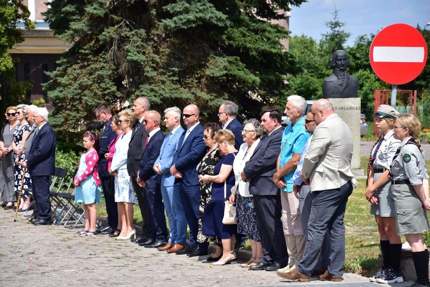 Po złożeniu kwiatów przy pomniku Polskiego Państwa...